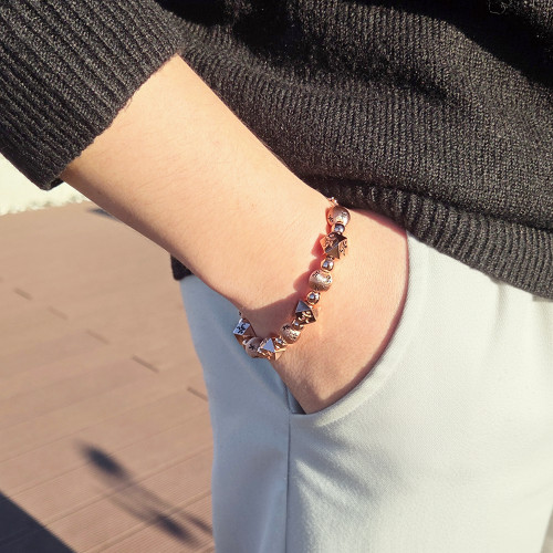 실버도금 위에 로즈골드 포인트가 돋보이는 데일리 브레이슬릿